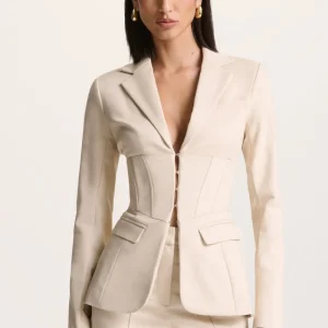 Unbeaten | Blazer color crema con escote profundo y cintura tipo corsé