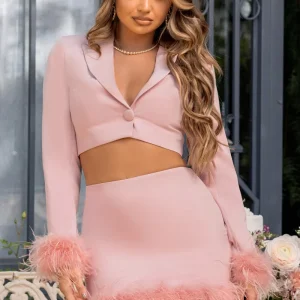 Tempting | Blazer Corta Rosa con Puños de Plumas
