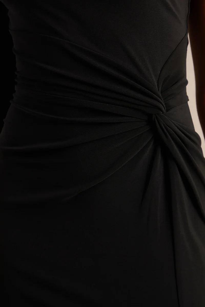 Romi | Vestido Largo Negro de un Solo Hombro con Diseño Retorcido - Imagen 7