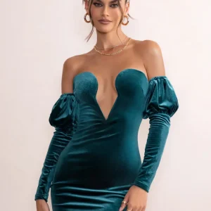 Ivy | Vestido Corto de Terciopelo Verde con aberturas y Mangas con Volantes