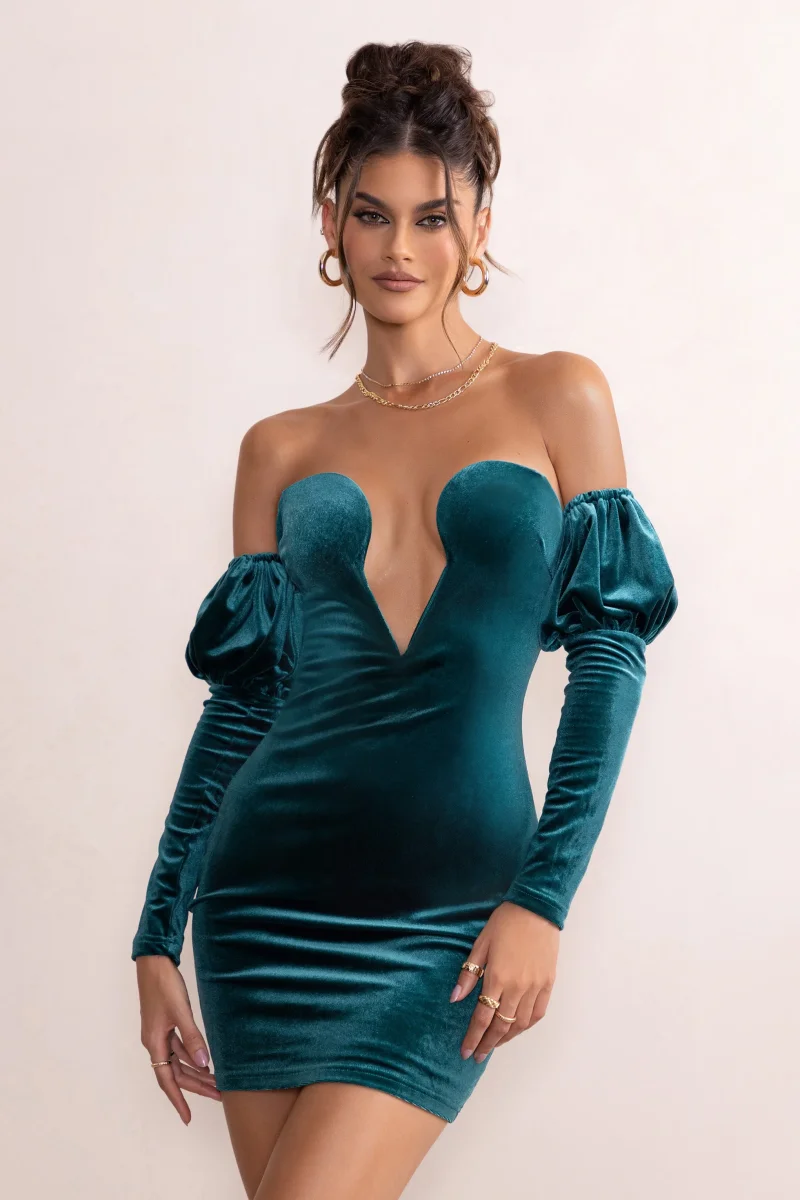 Ivy | Vestido Corto de Terciopelo Verde con aberturas y Mangas con Volantes