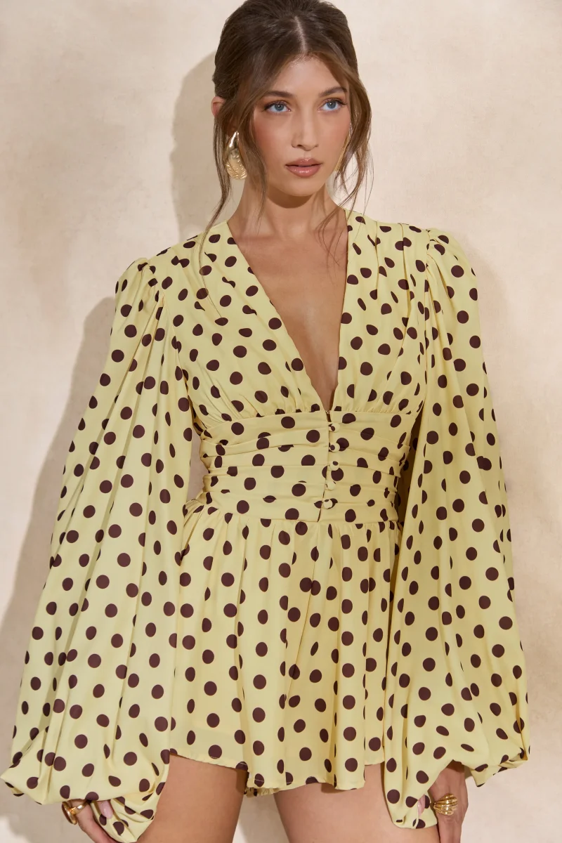Laurel | Mono Amarillo De Lunares Con Escote En V Y Mangas Farol - Imagen 9