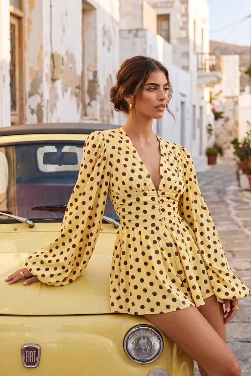 Laurel | Mono Amarillo De Lunares Con Escote En V Y Mangas Farol - Imagen 2