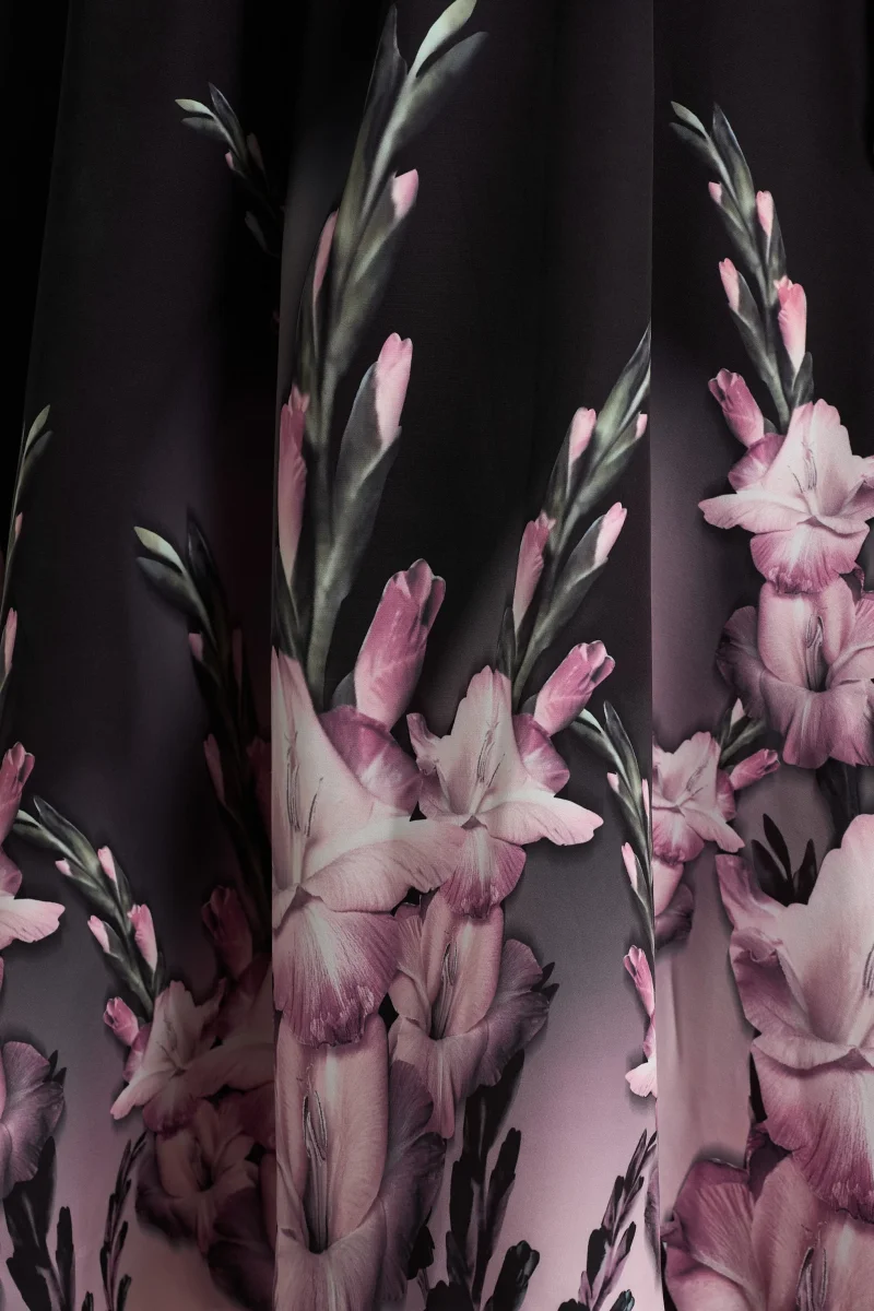 Annalise | Vestido midi con escote palabra de honor y estampado floral en cenefa rosa - Imagen 7