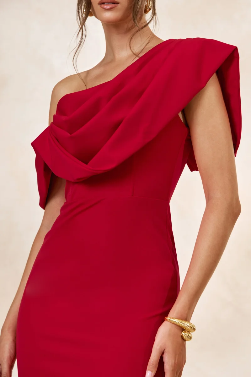 Adrina | Vestido Midi Rojo Drapeado De Un Solo Hombro - Imagen 6