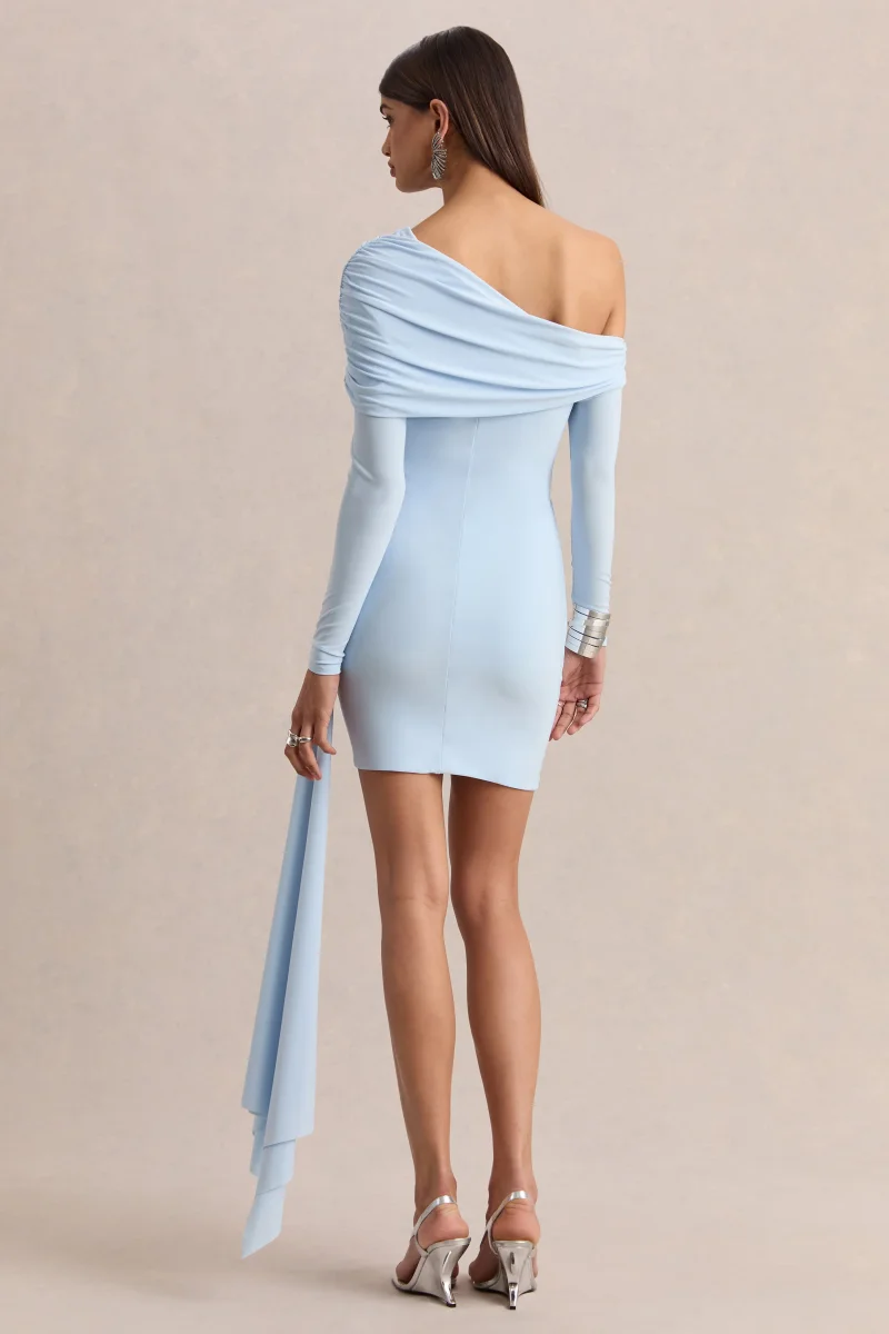 Savita | Vestido Corto Azul Empolvado Con Fruncido, Escote Asimétrico Y Drapeado - Imagen 3