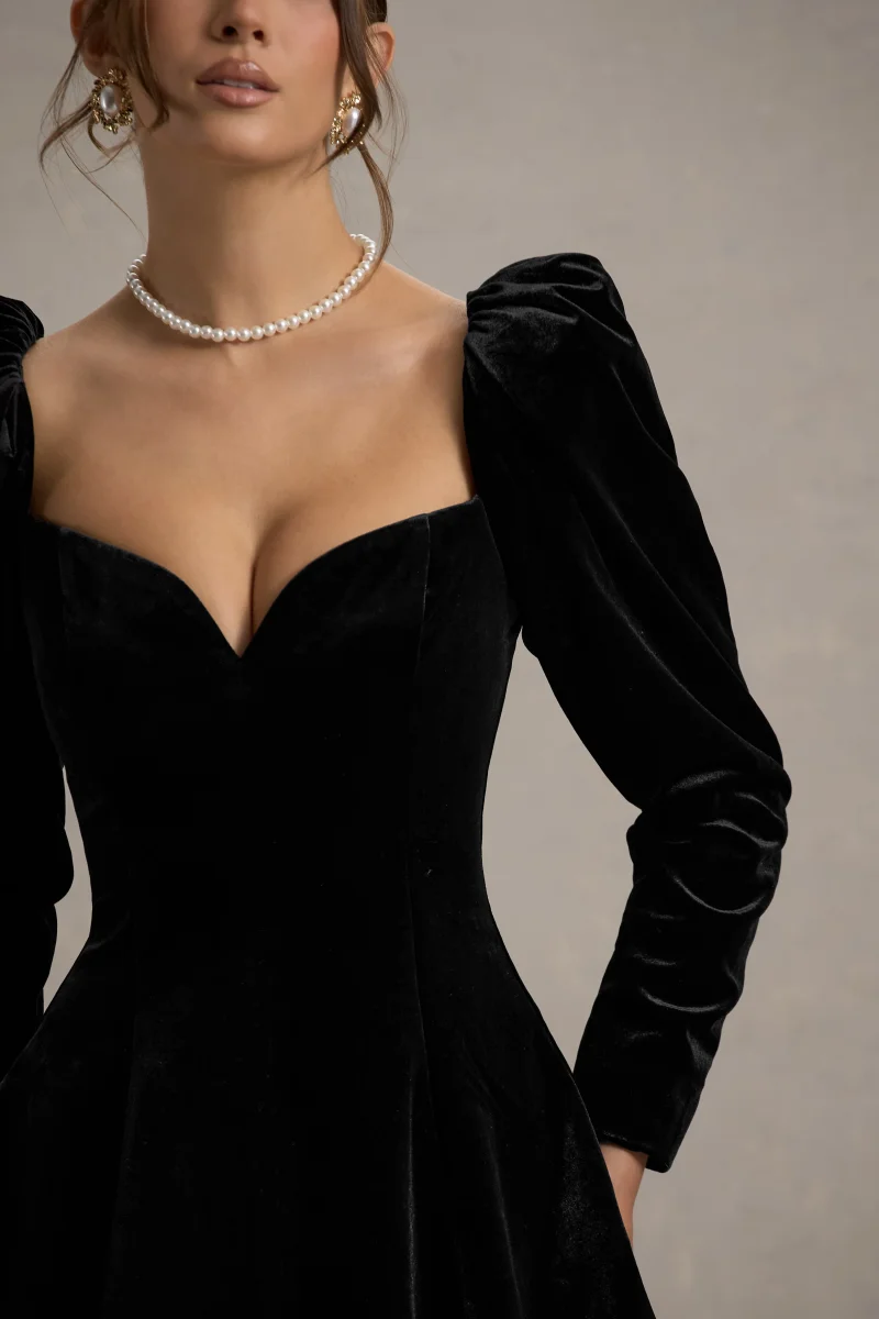 Shirley | Vestido negro de terciopelo con escote corazón y mangas abullonadas - Imagen 8