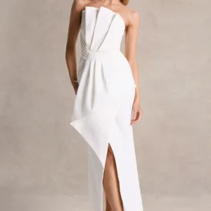 Dreamy Whispers | Vestido largo Sin Mangas con Volantes y Abertura en Crema
