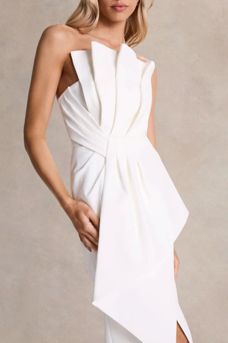 Dreamy Whispers | Vestido largo Sin Mangas con Volantes y Abertura en Crema - Imagen 4