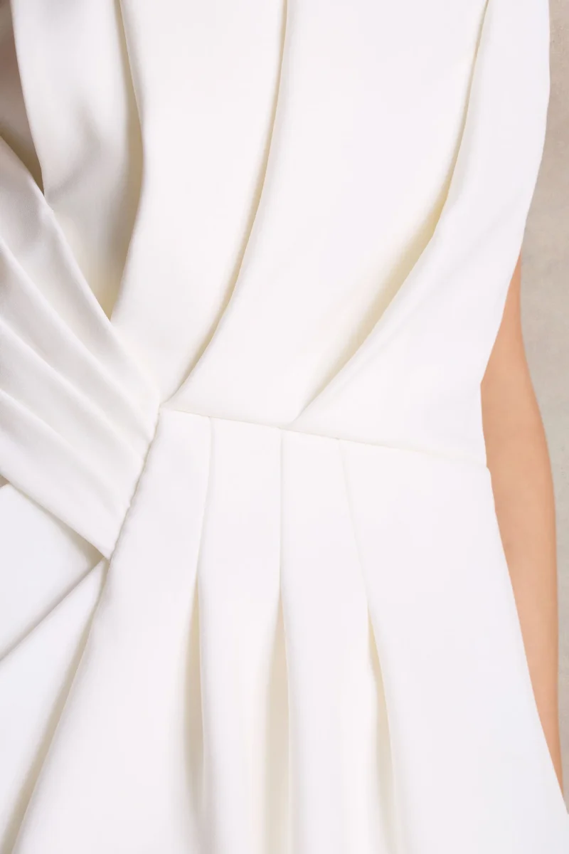 Dreamy Whispers | Vestido largo Sin Mangas con Volantes y Abertura en Crema - Imagen 7