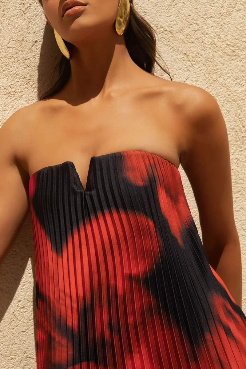 Bergamot | Vestido largo plisado con escote en v y detalle floral negro y rojo - Imagen 4
