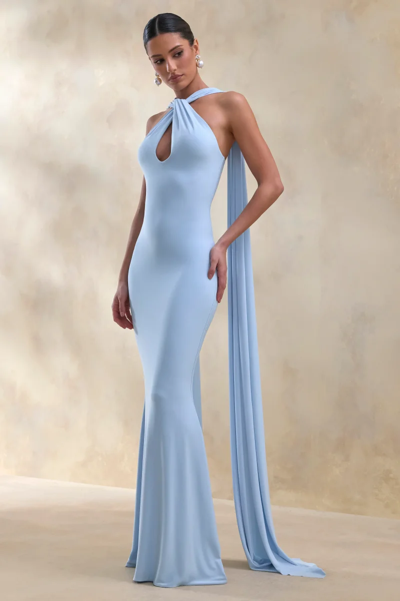 Rhoda | Vestido Largo Azul Polvo Con Escote Halter Retorcido Y Capa