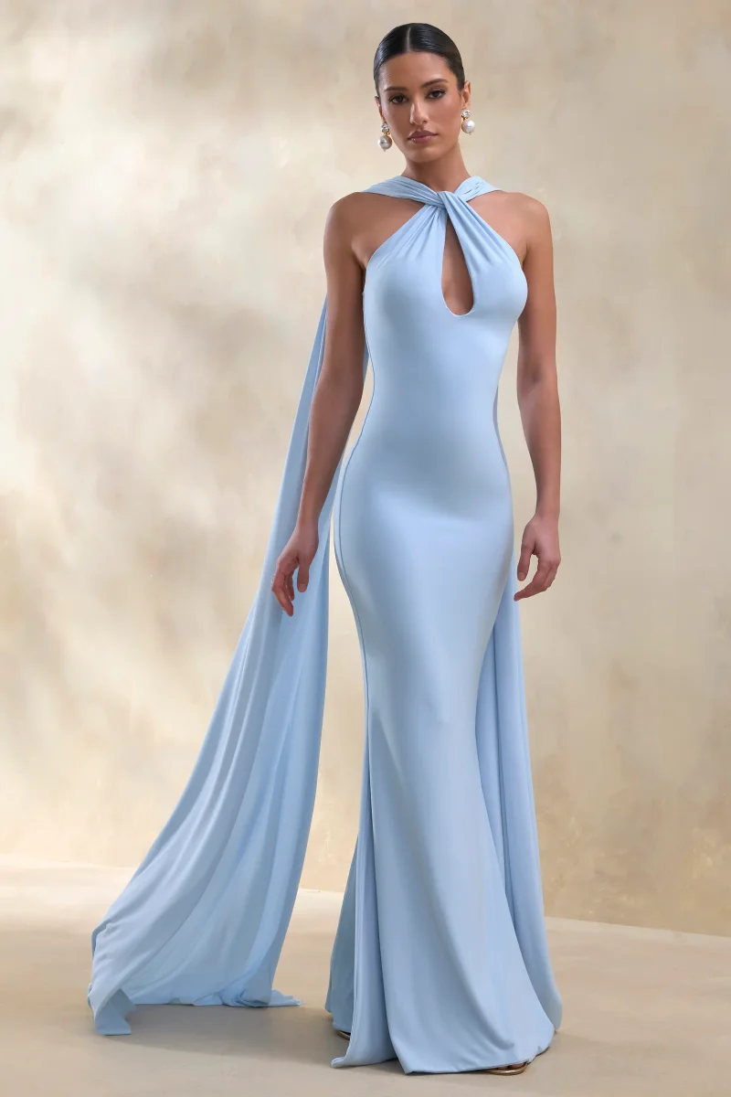 Rhoda | Vestido Largo Azul Polvo Con Escote Halter Retorcido Y Capa - Imagen 6