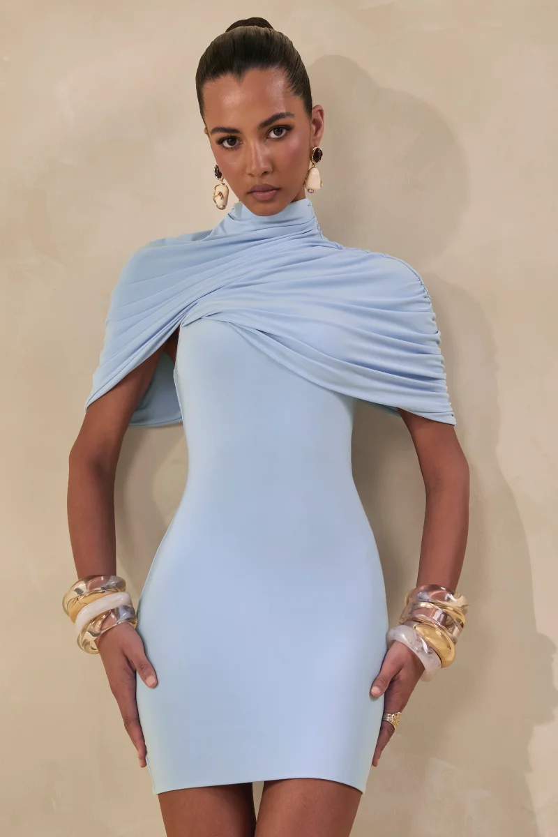 Perdi | Vestido Corto ajustado azul empolvado con detalle de capa retorcida - Imagen 2