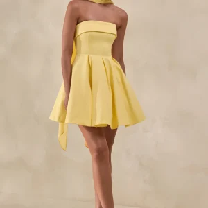 Bruna | Vestido corto amarillo con escote bandeau y falda plisada