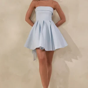 Bruna | Vestido corto azul bebé con escote palabra de honor y falda skater