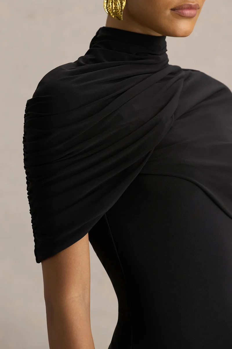 Enchant | Vestido Midi Negro Asimétrico Con Capa Y Detalle Retorcido - Imagen 5