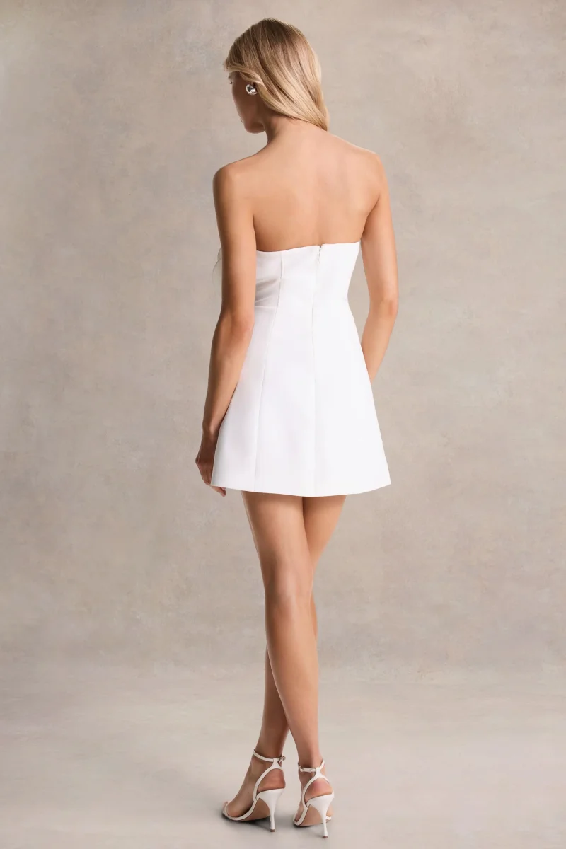 Daffodil | Vestido corto blanco con escote bandeau y detalle corsage floral - Imagen 3