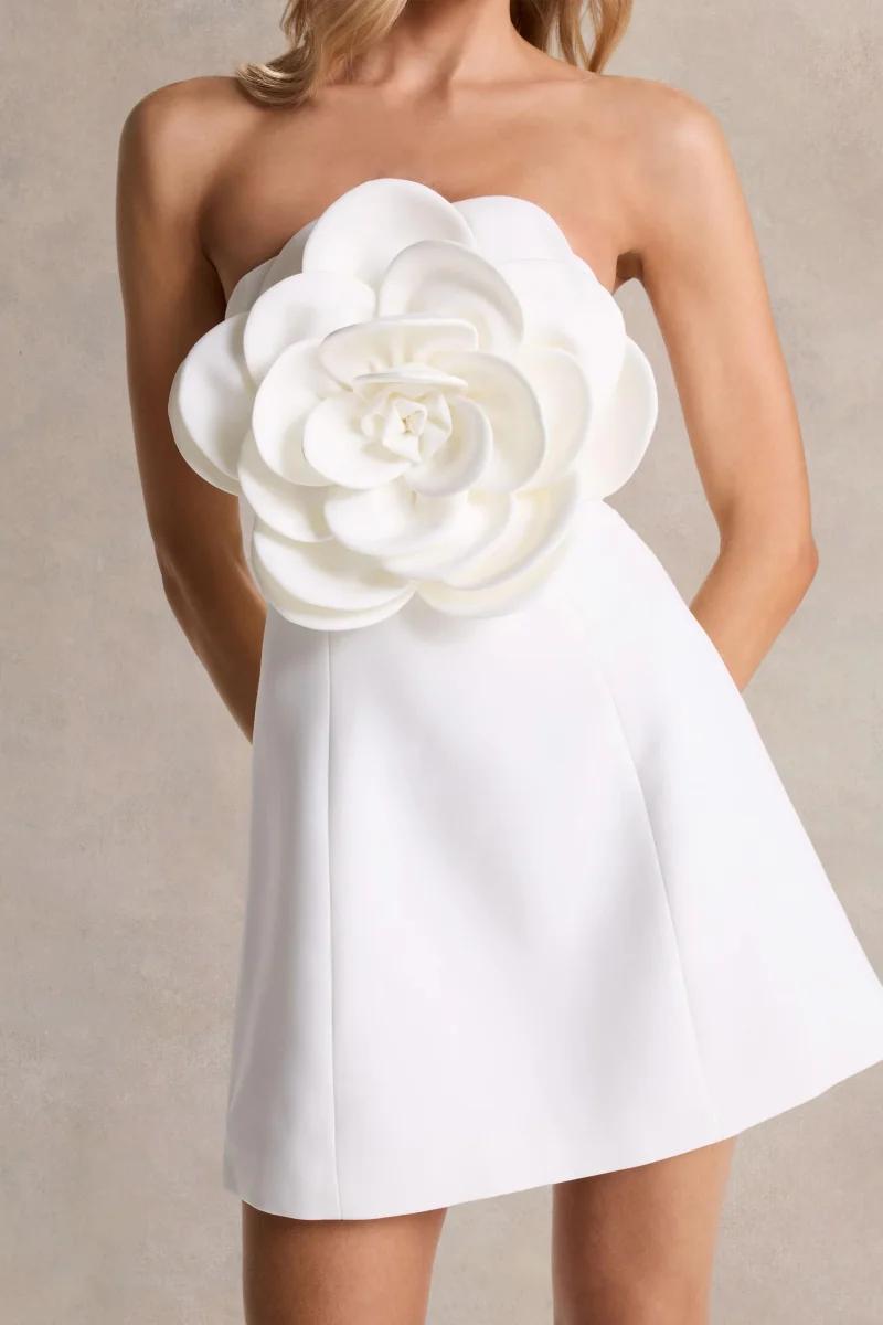 Daffodil | Vestido corto blanco con escote bandeau y detalle corsage floral - Imagen 4