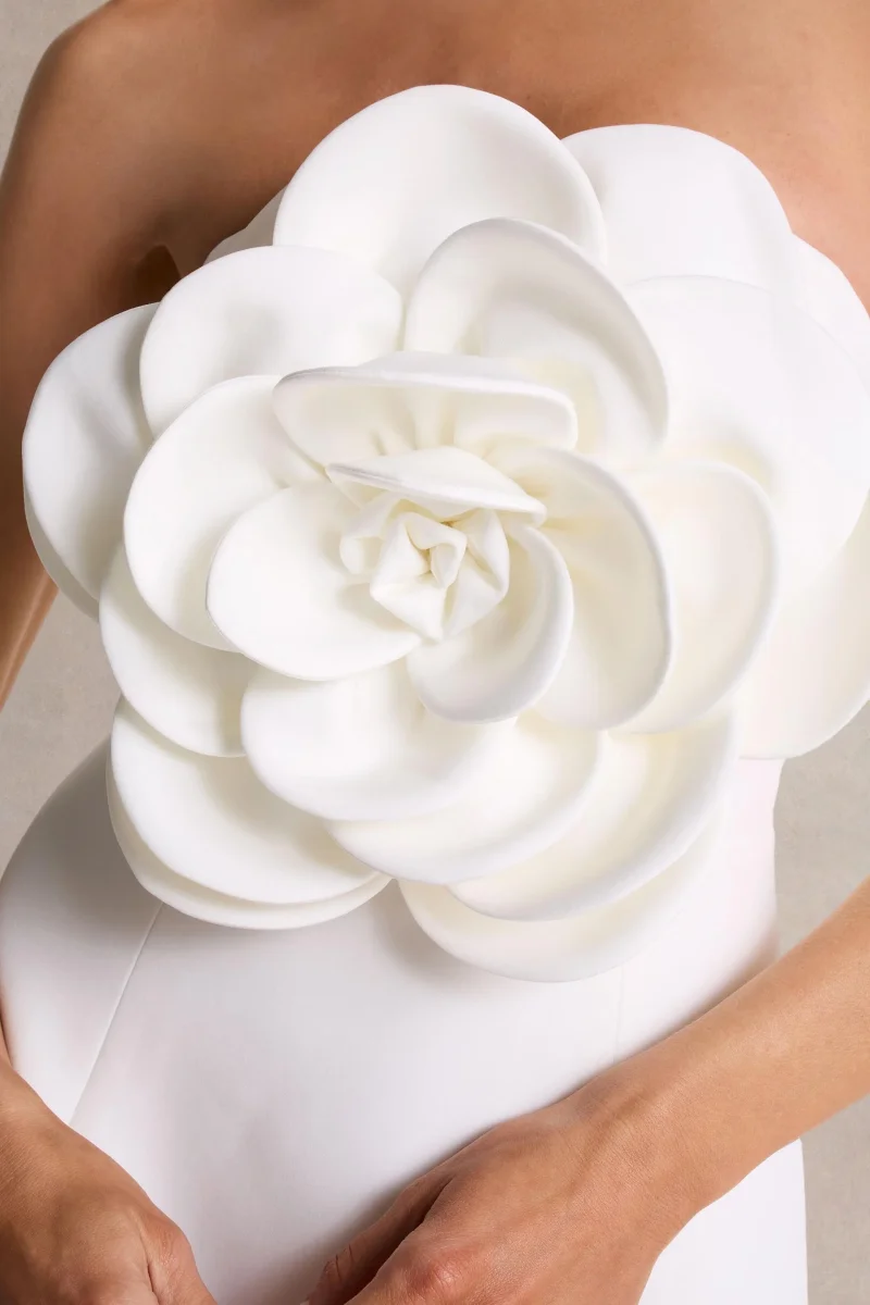 Daffodil | Vestido corto blanco con escote bandeau y detalle corsage floral - Imagen 7