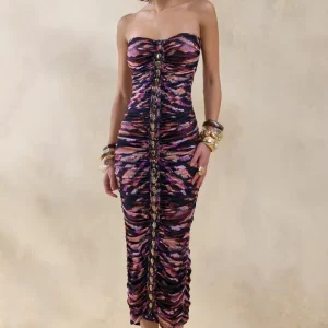 Spontaneity | Vestido midi de cebra con escote bandeau y detalle de cadena y fruncidos