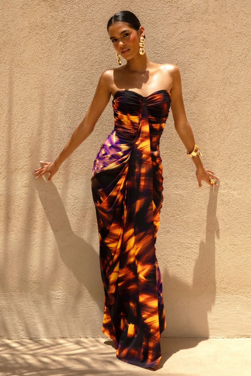 Nyra | Vestido largo con Estampado Ahumado, Escote Corazón y Detalle Fruncido - Imagen 4