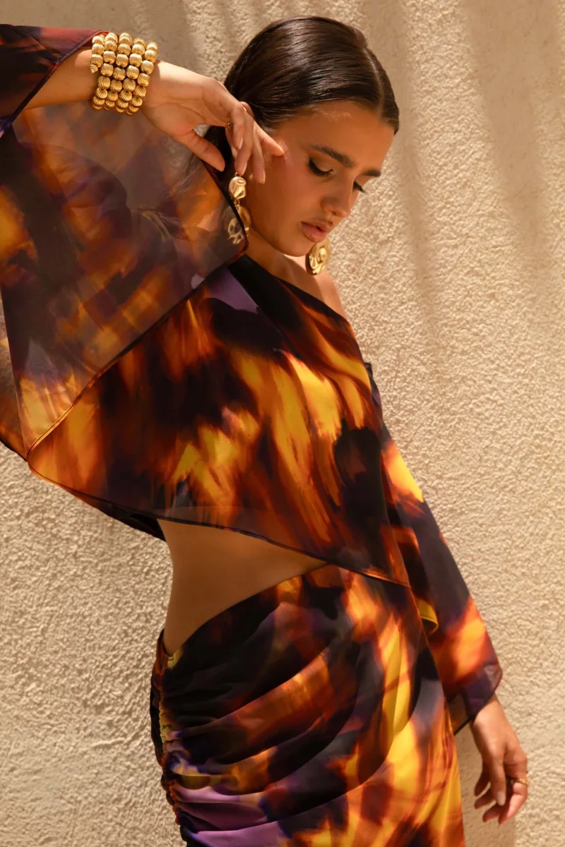 Elysia | Top asimétrico de chiffon con estampado degradado - Imagen 6