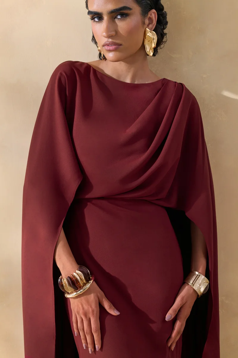 Pristina | Vestido Largo Tejido en Burdeos con Escote Alto y Detalle de Capa - Imagen 4