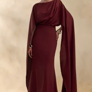 Pristina | Vestido Largo Tejido en Burdeos con Escote Alto y Detalle de Capa