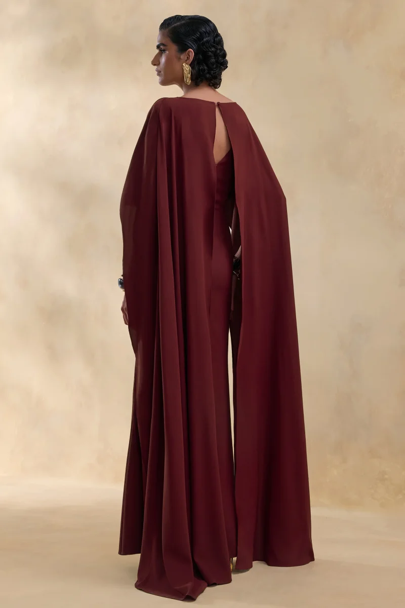 Pristina | Vestido Largo Tejido en Burdeos con Escote Alto y Detalle de Capa - Imagen 3