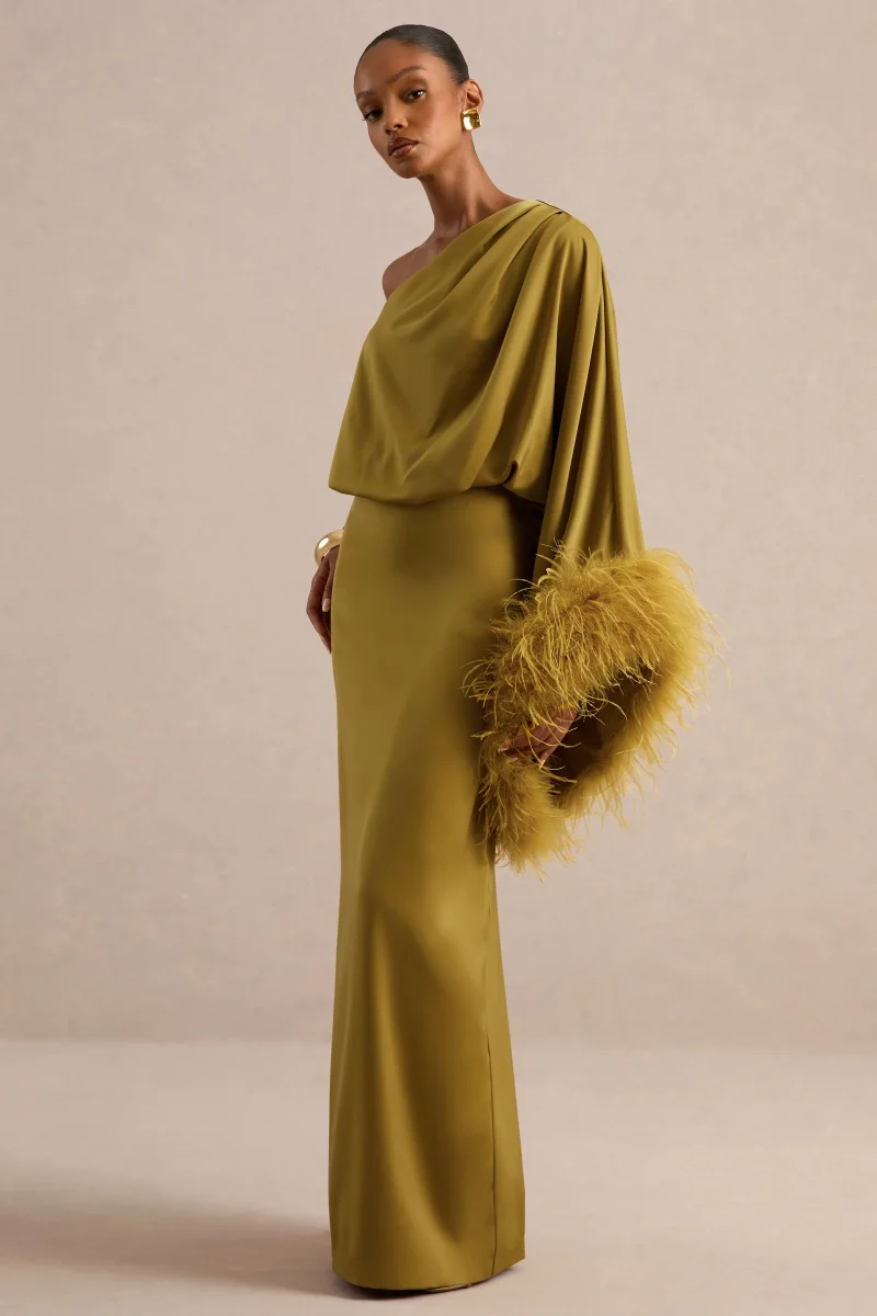 Felicity | Vestido Maxi Verde Oliva De Satén Con Escote Asimétrico Y Detalle De Plumas - Imagen 4