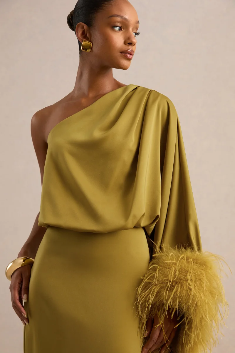 Felicity | Vestido Maxi Verde Oliva De Satén Con Escote Asimétrico Y Detalle De Plumas - Imagen 5