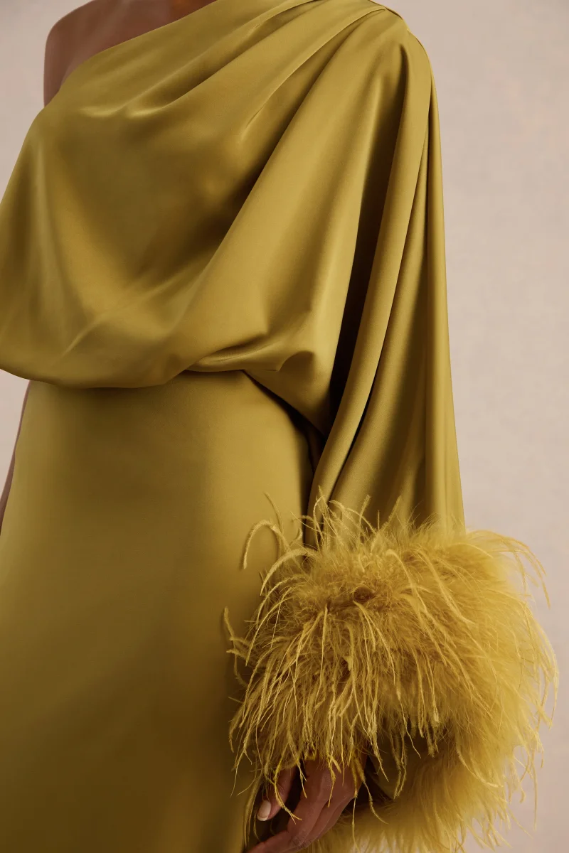 Felicity | Vestido Maxi Verde Oliva De Satén Con Escote Asimétrico Y Detalle De Plumas - Imagen 7