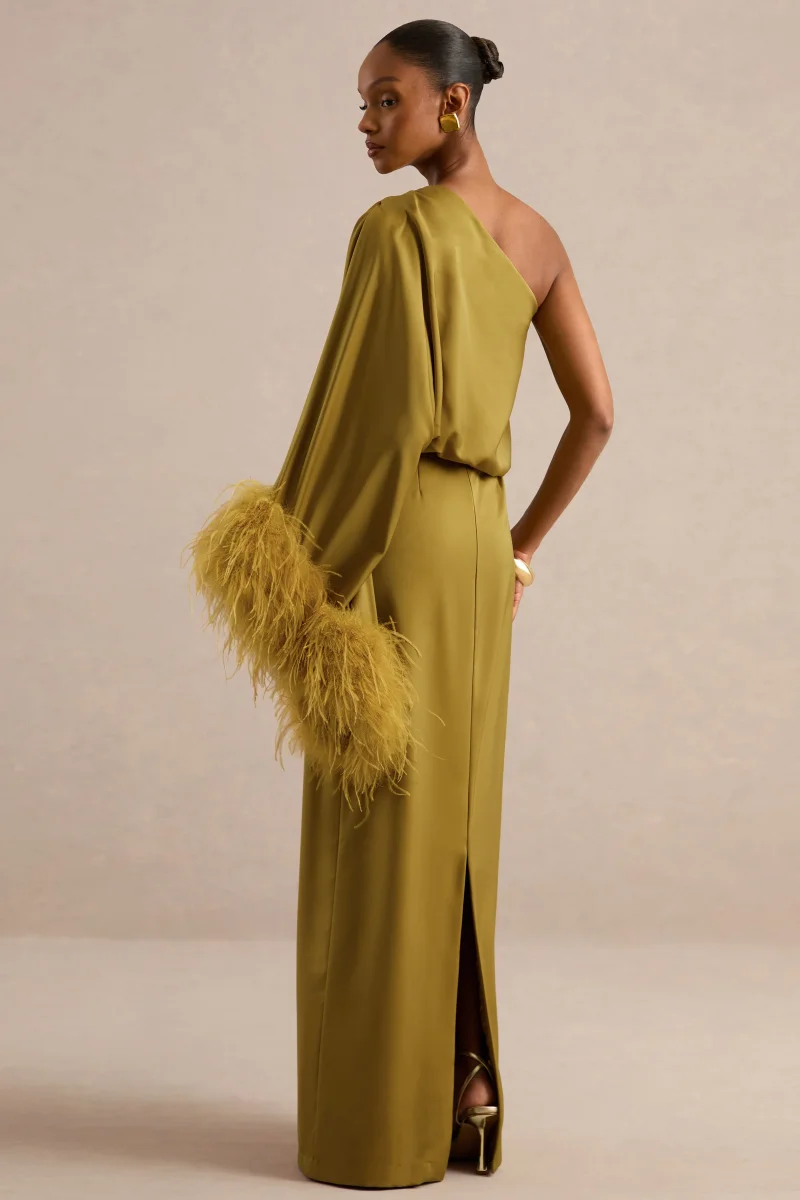 Felicity | Vestido Maxi Verde Oliva De Satén Con Escote Asimétrico Y Detalle De Plumas - Imagen 3