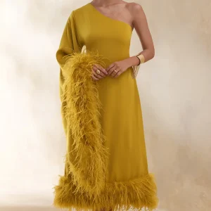 Destiny | Vestido Midi amarillo de satén con escote asimétrico y detalles de plum
