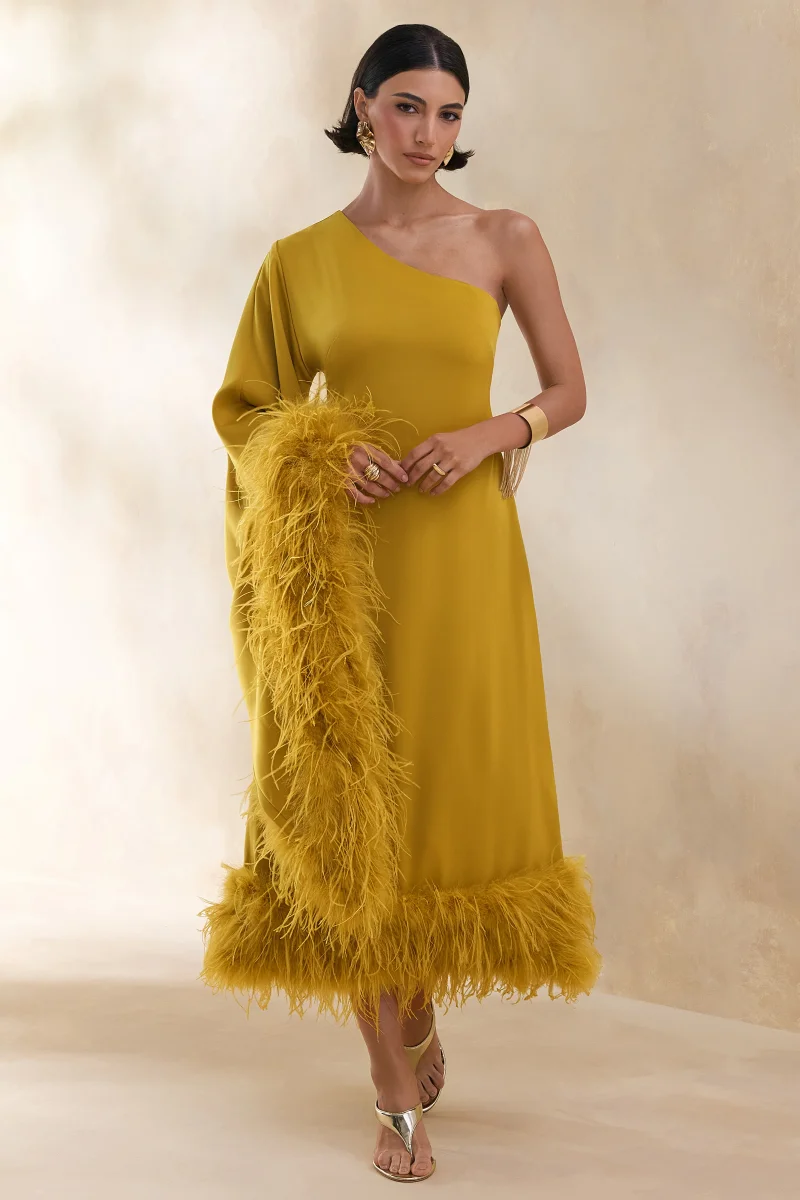 Destiny | Vestido Midi amarillo de satén con escote asimétrico y detalles de plum - Imagen 2