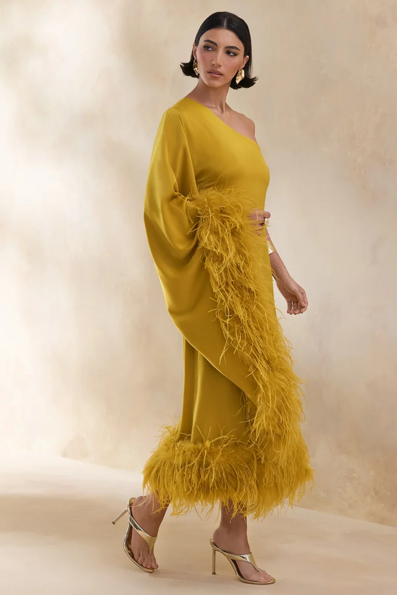 Destiny | Vestido Midi amarillo de satén con escote asimétrico y detalles de plum - Imagen 7