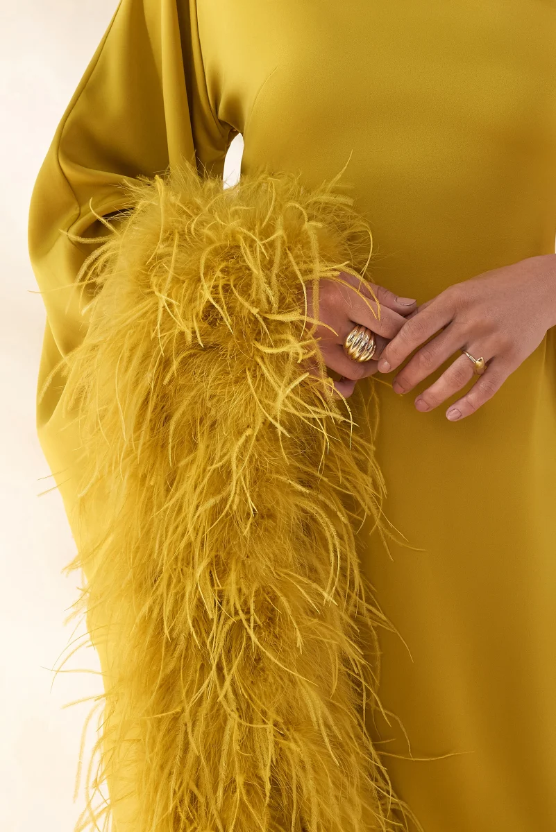 Destiny | Vestido Midi amarillo de satén con escote asimétrico y detalles de plum - Imagen 8