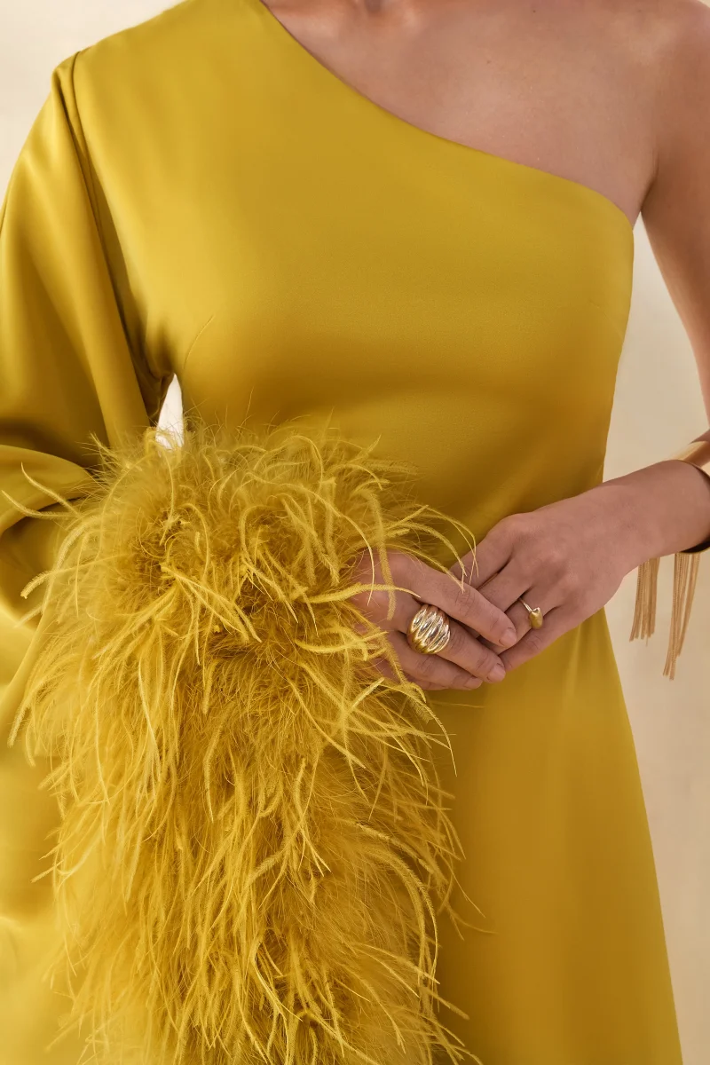 Destiny | Vestido Midi amarillo de satén con escote asimétrico y detalles de plum - Imagen 4