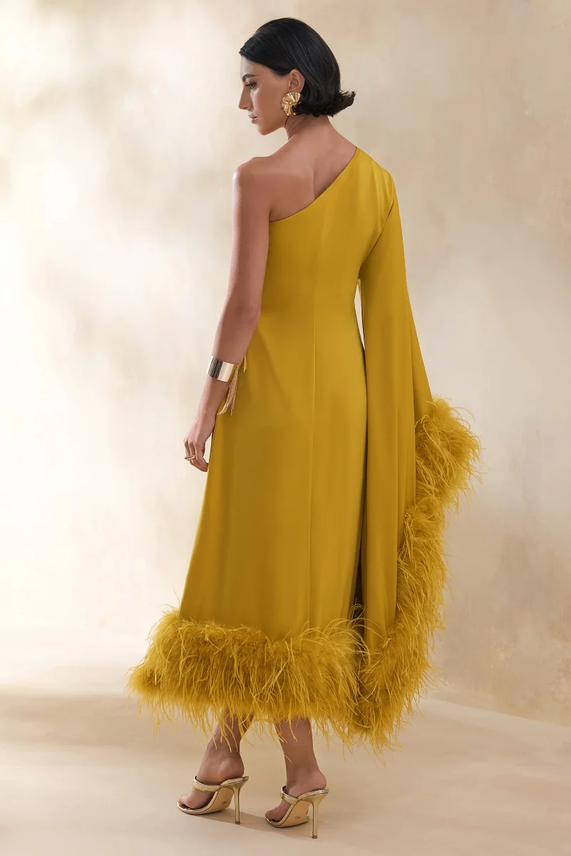 Destiny | Vestido Midi amarillo de satén con escote asimétrico y detalles de plum - Imagen 3