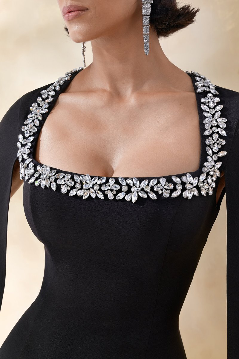 Glossy | Vestido Largo Negro con Escote Cuadrado Adornado y Mangas Capa - Imagen 7