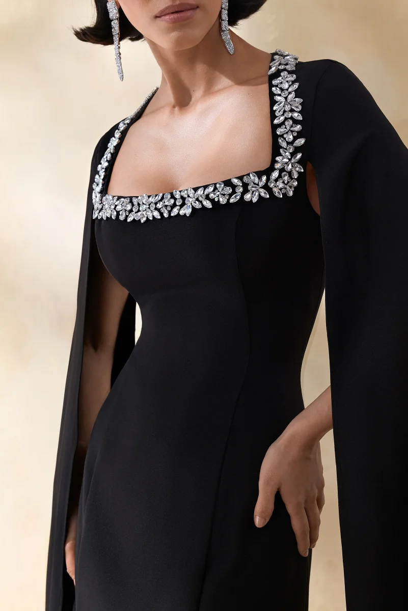 Glossy | Vestido Largo Negro con Escote Cuadrado Adornado y Mangas Capa - Imagen 4