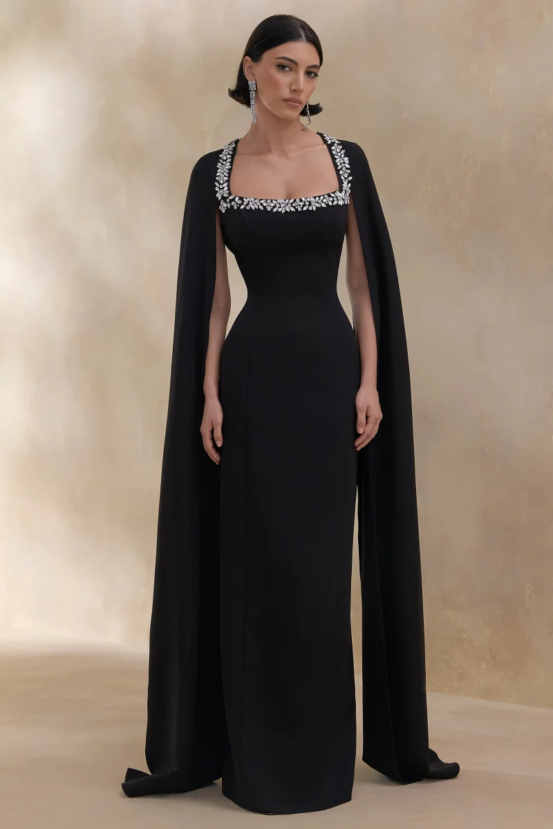 Glossy | Vestido Largo Negro con Escote Cuadrado Adornado y Mangas Capa
