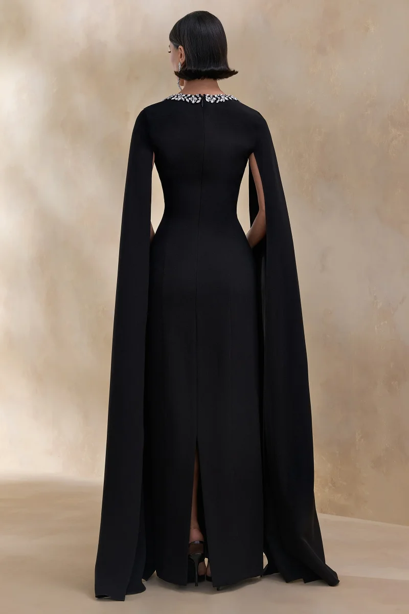 Glossy | Vestido Largo Negro con Escote Cuadrado Adornado y Mangas Capa - Imagen 3