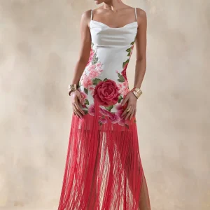 Bejewelled | Vestido largo blanco con flores rosas, escote drapeado tipo cowl y bajo con flecos