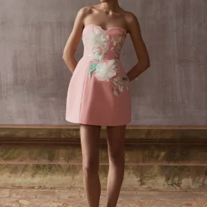 Lulu | Vestido corto coral con escote corazón y detalles adornados