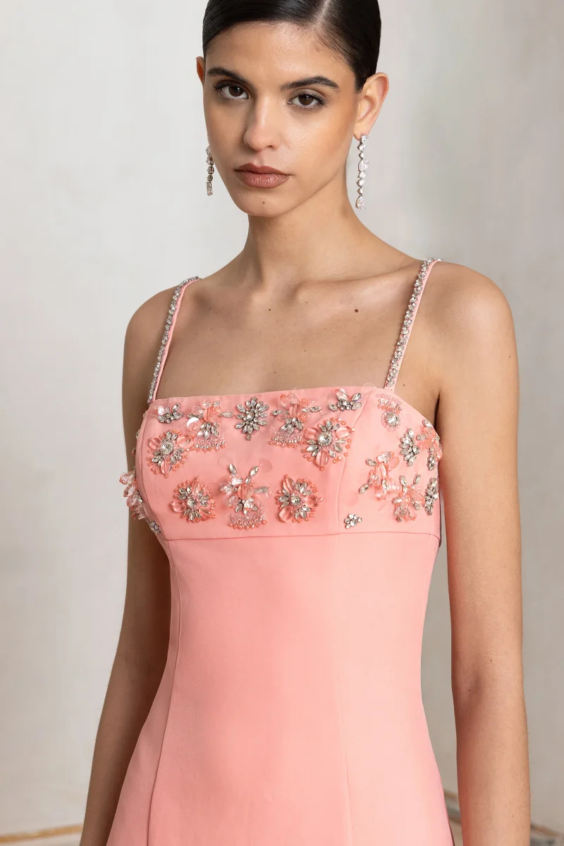 One To Remember | Vestido midi coral con escote cuadrado y detalles bordados - Imagen 3