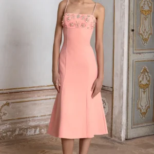 One To Remember | Vestido midi coral con escote cuadrado y detalles bordados