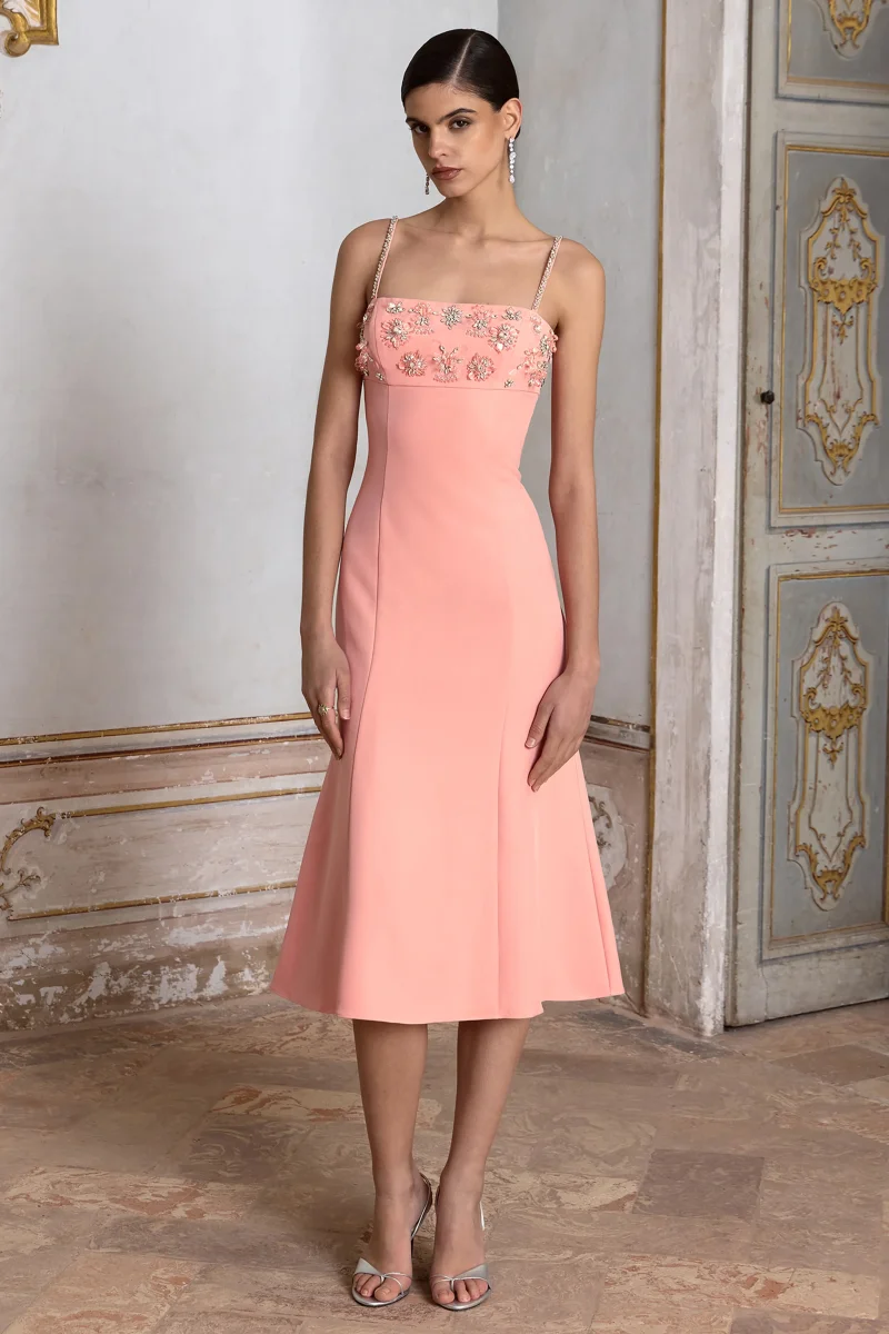 One To Remember | Vestido midi coral con escote cuadrado y detalles bordados - Imagen 2