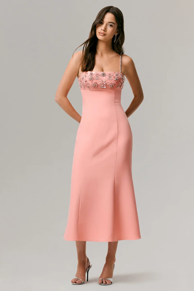 One To Remember | Vestido midi coral con escote cuadrado y detalles bordados - Imagen 6